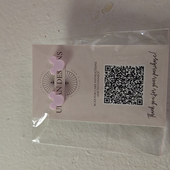 Mouse pink  pastel stud earrings - Picture 2 of 3